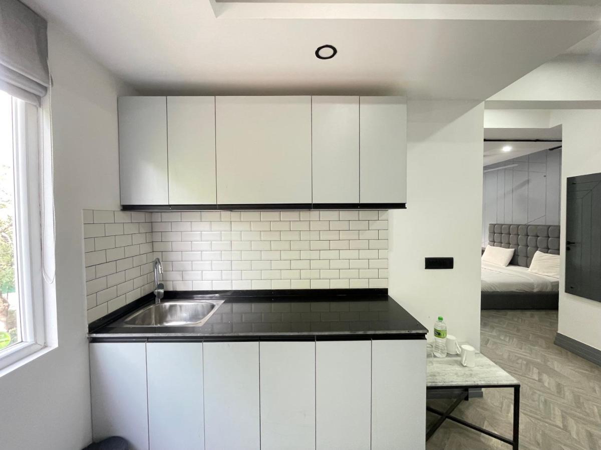 Bedchambers Serviced Apartments, Mg Road Gurgaon Bagian luar foto