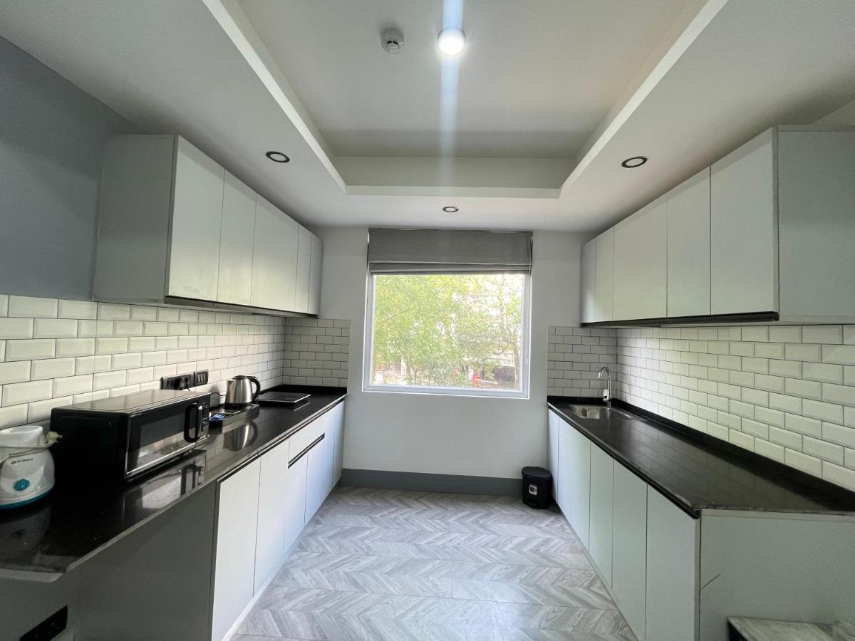 Bedchambers Serviced Apartments, Mg Road Gurgaon Bagian luar foto