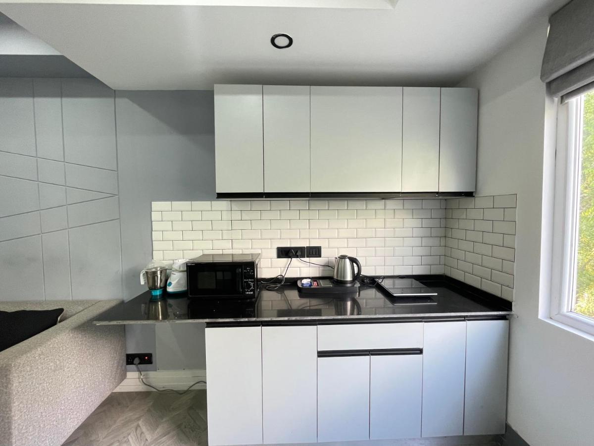 Bedchambers Serviced Apartments, Mg Road Gurgaon Bagian luar foto