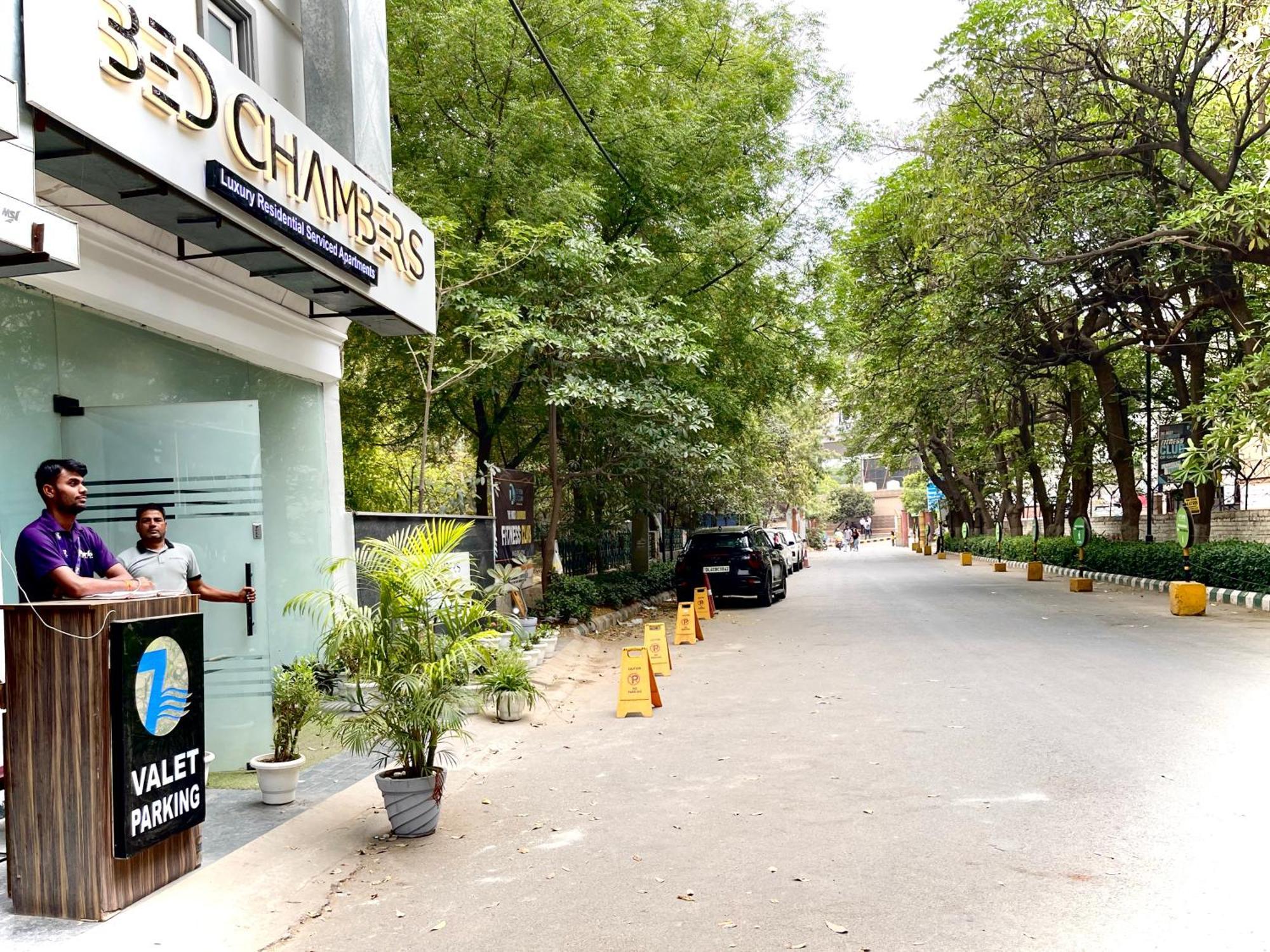Bedchambers Serviced Apartments, Mg Road Gurgaon Bagian luar foto