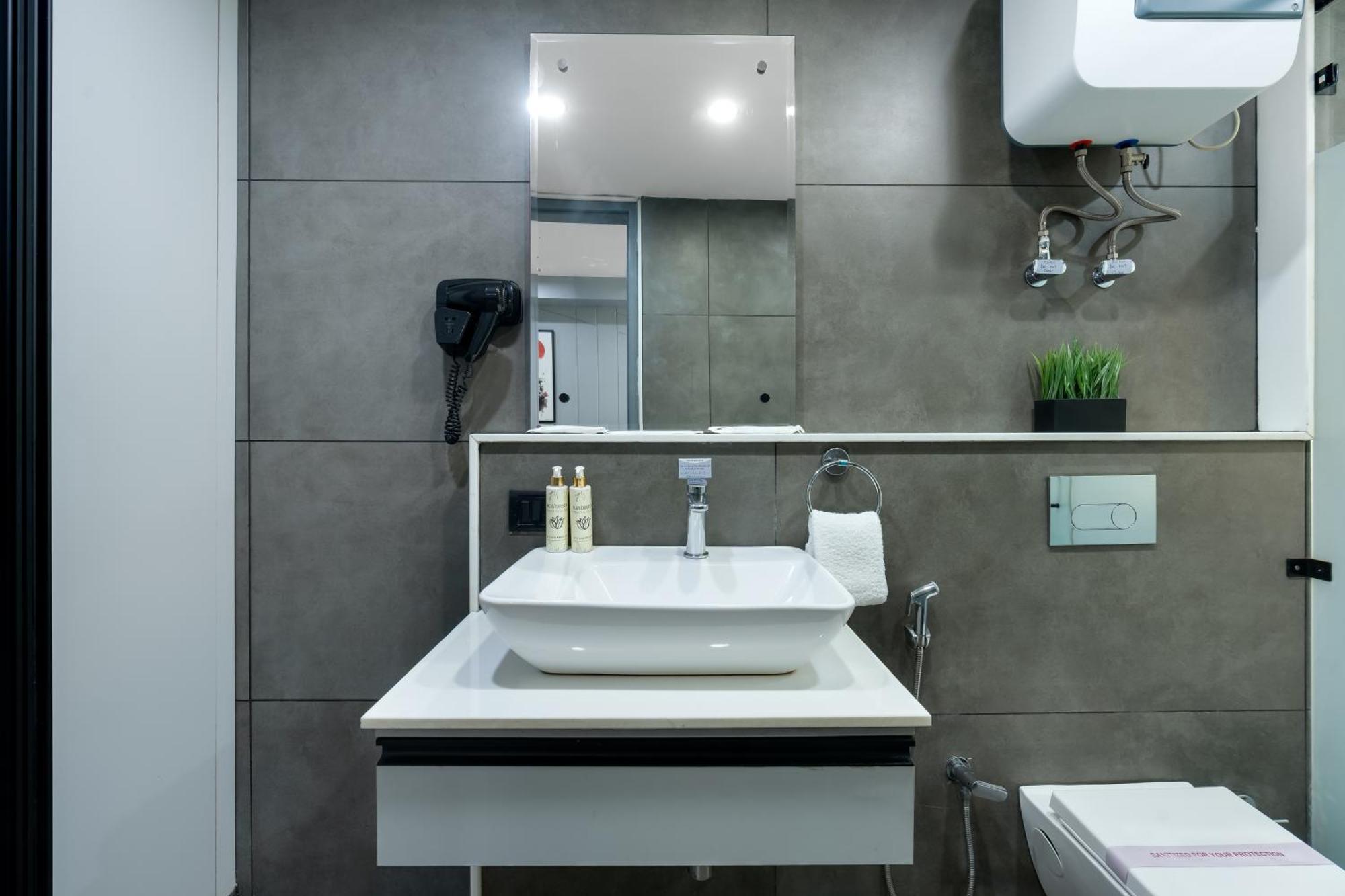 Bedchambers Serviced Apartments, Mg Road Gurgaon Bagian luar foto