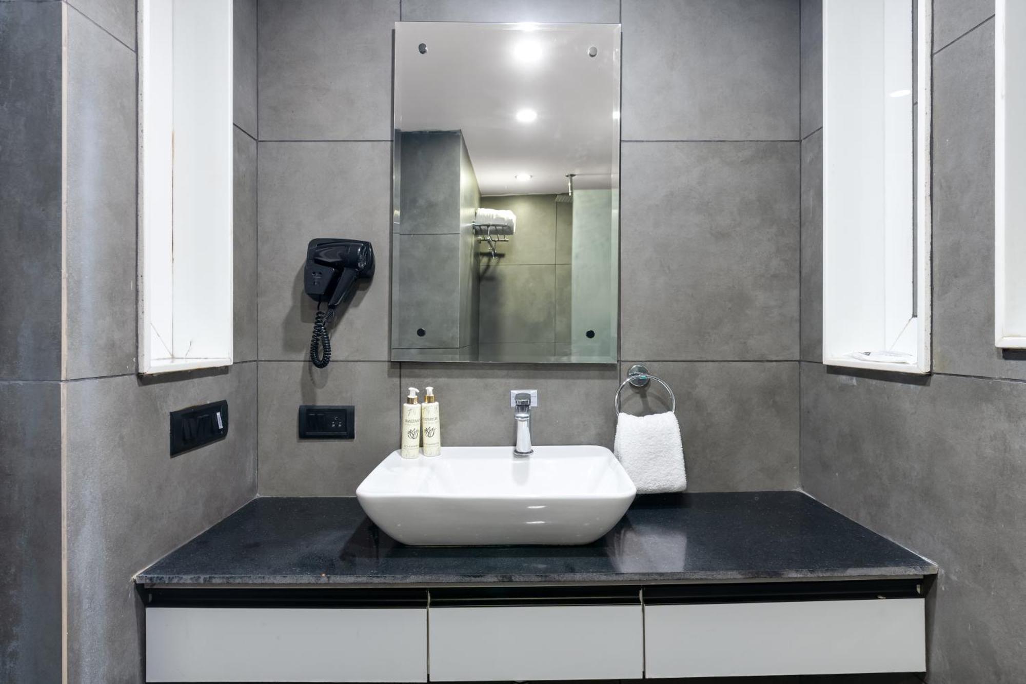 Bedchambers Serviced Apartments, Mg Road Gurgaon Bagian luar foto